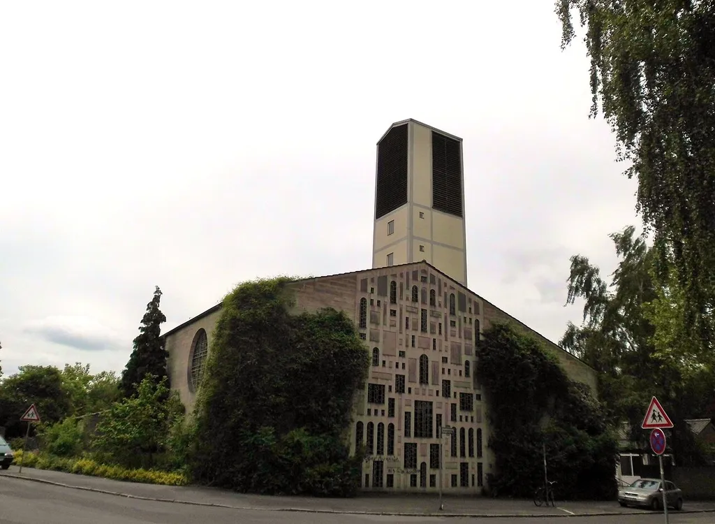 Kreuzkirche in der Südstadt von Göttingen, aufgenommen von der Kreuzung Immanuel-Kant-Straße/ Königsberger Straße. Erbaut 1957 von dem Göttinger Architekten Diez Brandi, als Ensemble mit den beiden angrenzenden Schulen (heute Herman-Nohl-Schule und HG Junior).