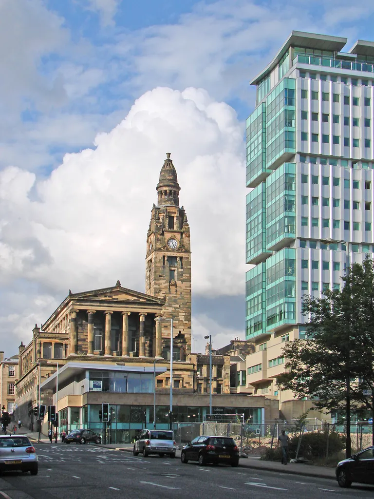 St Vincent Street Church, Glasgow From flickr: St Vincent Street-Milton Free Church, une église (à gauche sur la photo) conçue par l'architecte Alexander Thomson, appelé le Grec (1817-1875) Alexandre Thomson a rejeté le renouveau de l'architecture gothique qui caractérisait de nombreux bâtiments à l'époque victorienne, au profit d'un retour à l'architecture grecque ancienne. Le résultat est aujourd'hui particulièrement étrange et fait partie du charme éclectique de Glasgow.