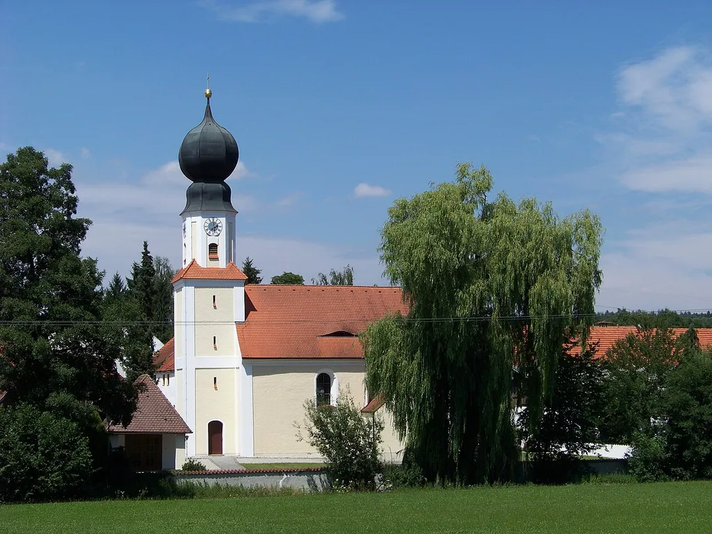 Hohenthann, Oberergoldsbach. Kirche St. Margaretha. Spätromanischer Bau des 13. Jahrhunderts, Ausbau in der 1. Hälfte des 18. Jahrhundert; mit Ausstattung.