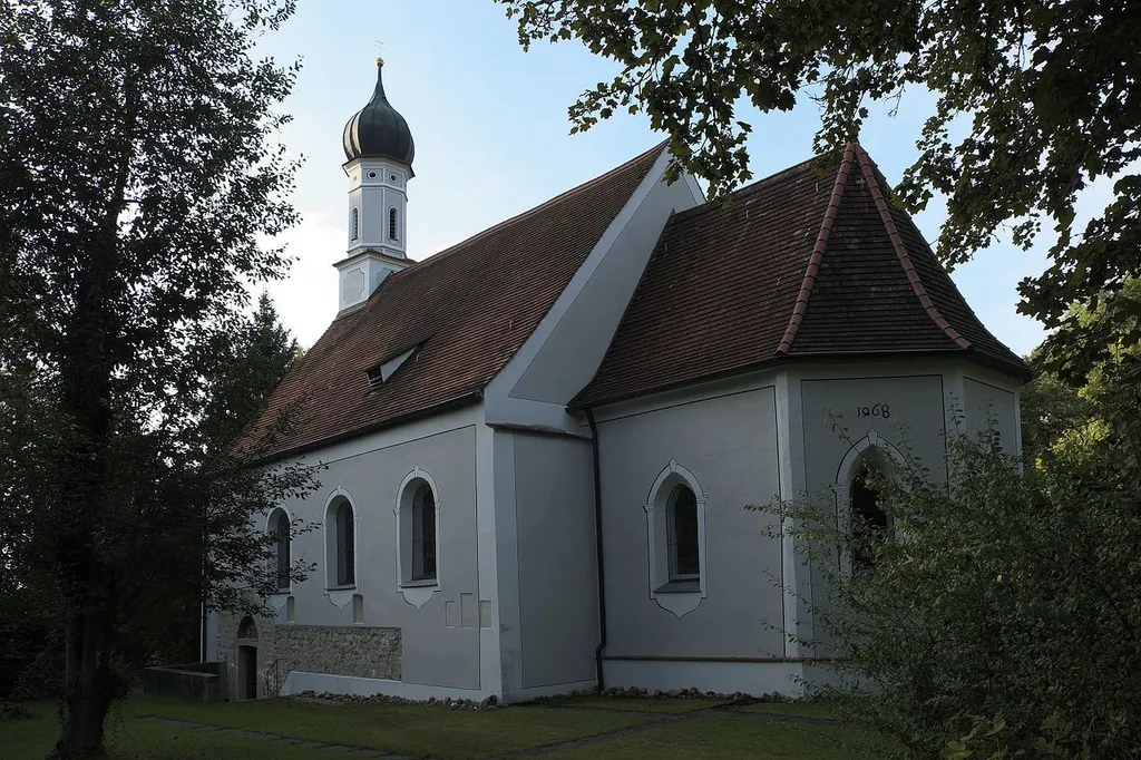Katholische Filialkirche St. Benedikt in Sandau (Landsberg am Lech) im Landkreis Landsberg am Lech (Bayern/Deutschland)