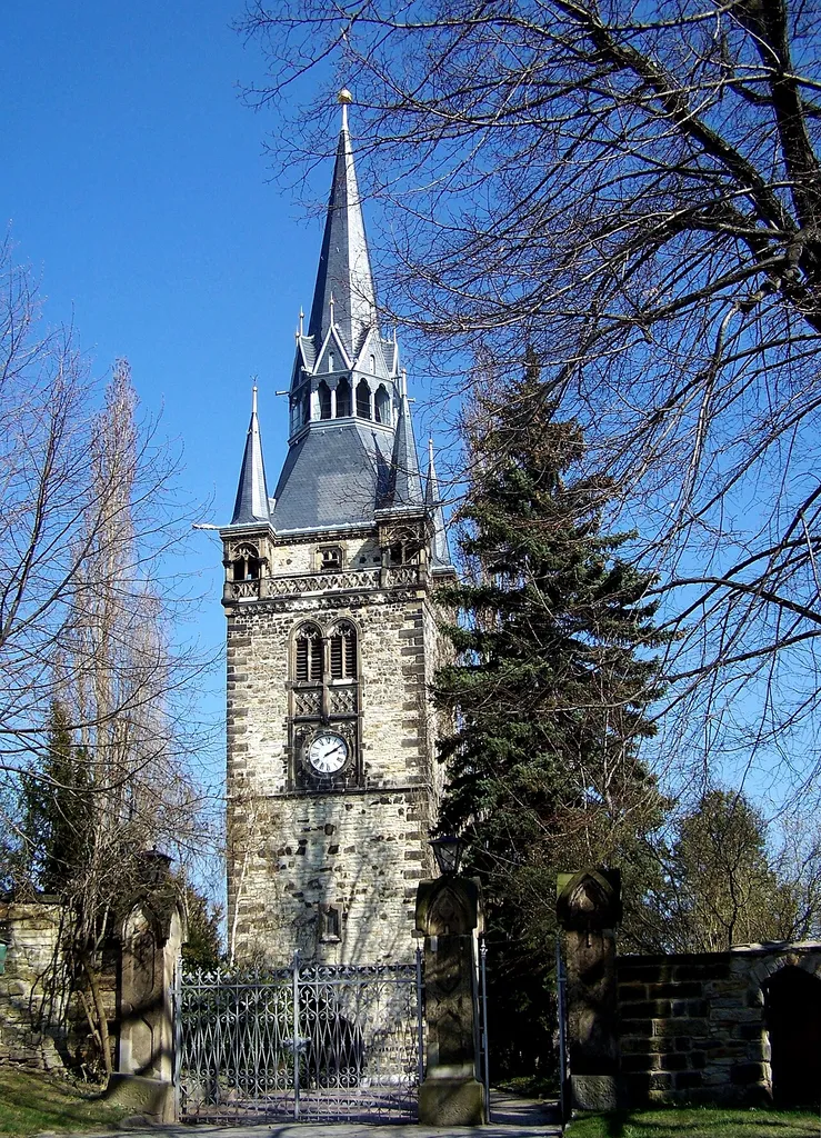 Neogotischer Turm der Briesnitzer Kirche Sankt Marien