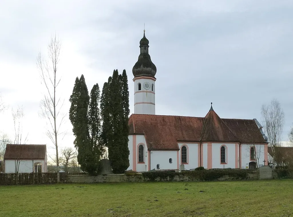 Erdweg-Unterweikertshofen, Katholische Filialkirche St. Gabinus, mit Aussegnungshalle. Ansicht von NWN.