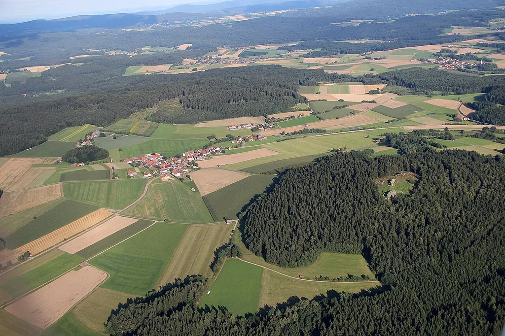 Burgstall Wildstein (rechts) und Ortschaft Wildstein, Gemeinde Teunz, Landkreis Schwandorf, Oberpfalz, Bayern (2012)
