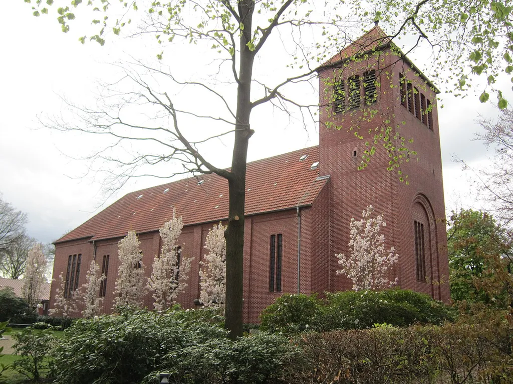 Die Heilig-Kreuz-Kirche in Stapelfeld (Stadt Cloppenburg) gehört zum Gebäudeensemble der Katholischen Akademie Stapelfeld.