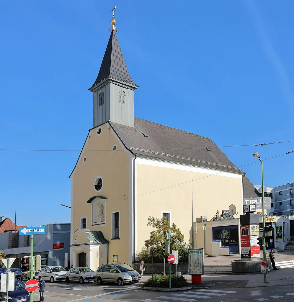 Westansicht der Marienkirche in der oberösterreichischen Stadt Wels.Die Kirche wurde von 1630 bis 1631 als Klosterkirche des Bettelordens der Kapuziner errichtet und dem hl. Bonaventura geweiht. Im Zuge der josephinischen Pfarrregulierung wurde das Kloster 1785 aufgelöst und die Kirche zu einer Pfarrkirche erhoben und auf Mariae Verkündigung geweiht. Um die 18./19. Jahrhundertwende erhielt die einschiffige Kirche einen neuen Glockenturm und das Dach wurde zur heutigen Form erhöht. 1825 ersetzte man den hölzernen Vorbau durch ein gemauertes Portal. Zwei Jahre danach wurde über dem Kirchenportal eine Nische geschaffen, die seit 1959 eine Darstellung der Maria Immaculata beherbergt.