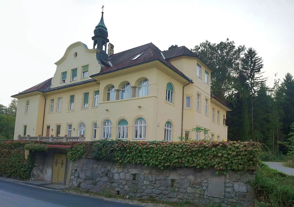 Kapuzinerseminar St. Lorenz-Heim und Nebengebäude sowie Steinmauer mit Einfahrt, Heinrichstraße 145, 145a, Graz, Österreich, sowie Messkapelle Hl. Laurentius von Brindisi (Kapuzinerkirche)