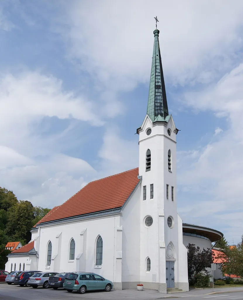 Kath. Pfarrkirche Zur unbefleckten Empfängnis, Pfarrkirche Viehofen, von Südosten aus gesehen