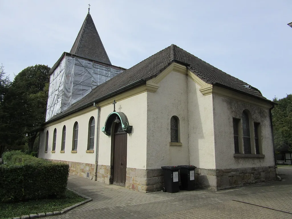 Evangelische Kirche Lindenhorst, Alte Ellinghauser Straße 7, Dortmund. Der historische Kirchturm ist leider baufällig und daher eingerüstet. Zur Zeit fehlt das Geld für eine Restaurierung.