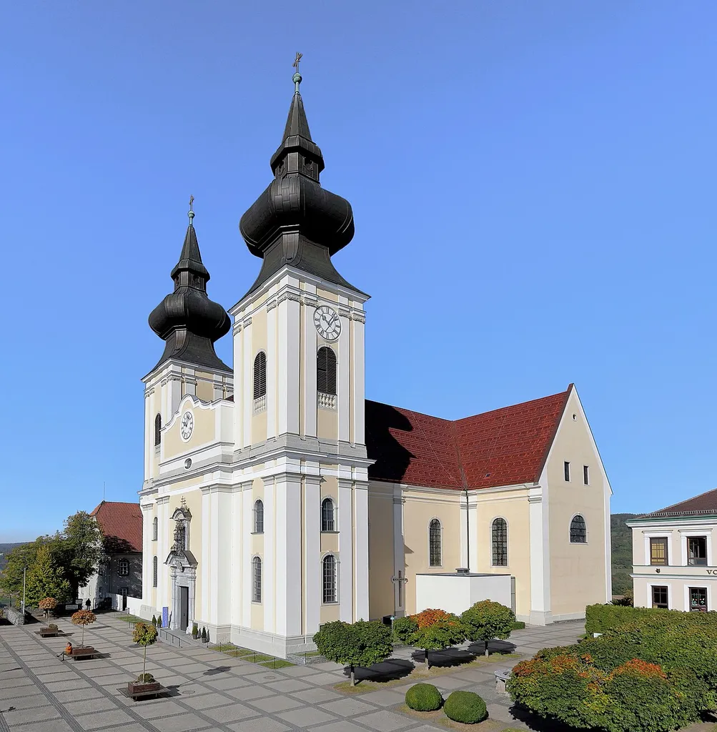 Ostsüdostansicht der Wallfahrtskirche Maria Taferl in der niederösterreichischen Marktgemeinde Maria Taferl. Die Wallfahrtskirche wurde ab 1660 errichtet und 1724 geweiht. Ab 2004 fand eine Generalsanierung in Etappen statt, die im Herbst 2018 abgeschlossen wurde.