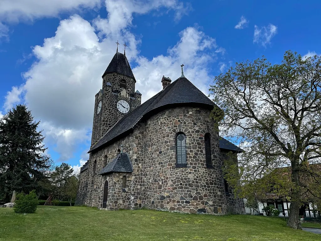 Die Dorfkirche Mahlsdorf der Stadt Golßen im Landkreis Dahme-Spreewald in Brandenburg ist eine neoromanische Saalkirche aus den Jahren 1897/1899. Im Innenraum befindet sich eine bauzeitliche Ausstattung sowie eine einfache Ausmalung im neoromanischen Stil.