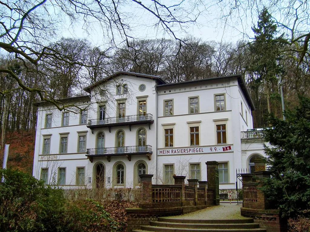 Museum Kurhaus Kleve, (ehemaliges Badehotel, 1872) mit Transparent der Ausstellung: Joseph Beuys Mein Rasierspiegel