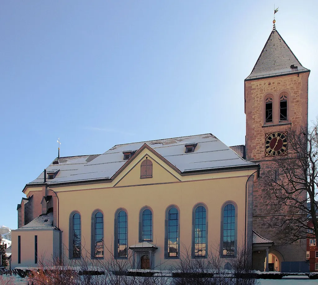 Die Pfarrkirche St. Mauritius in Appenzell. Ansicht von Norden (Friedhof).