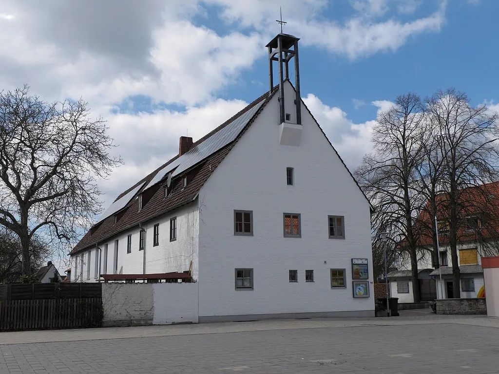 Braunschweig Lehndorf, evangelisch-lutherische Wichernkirche. Der vorderste Teil ist das Pfarrhaus, dahinter schließt sich als seine Verlängerung der eigentliche Saalbau an. Architekt: Gustav Gsaenger. Errichtung: 1937 - 1940.