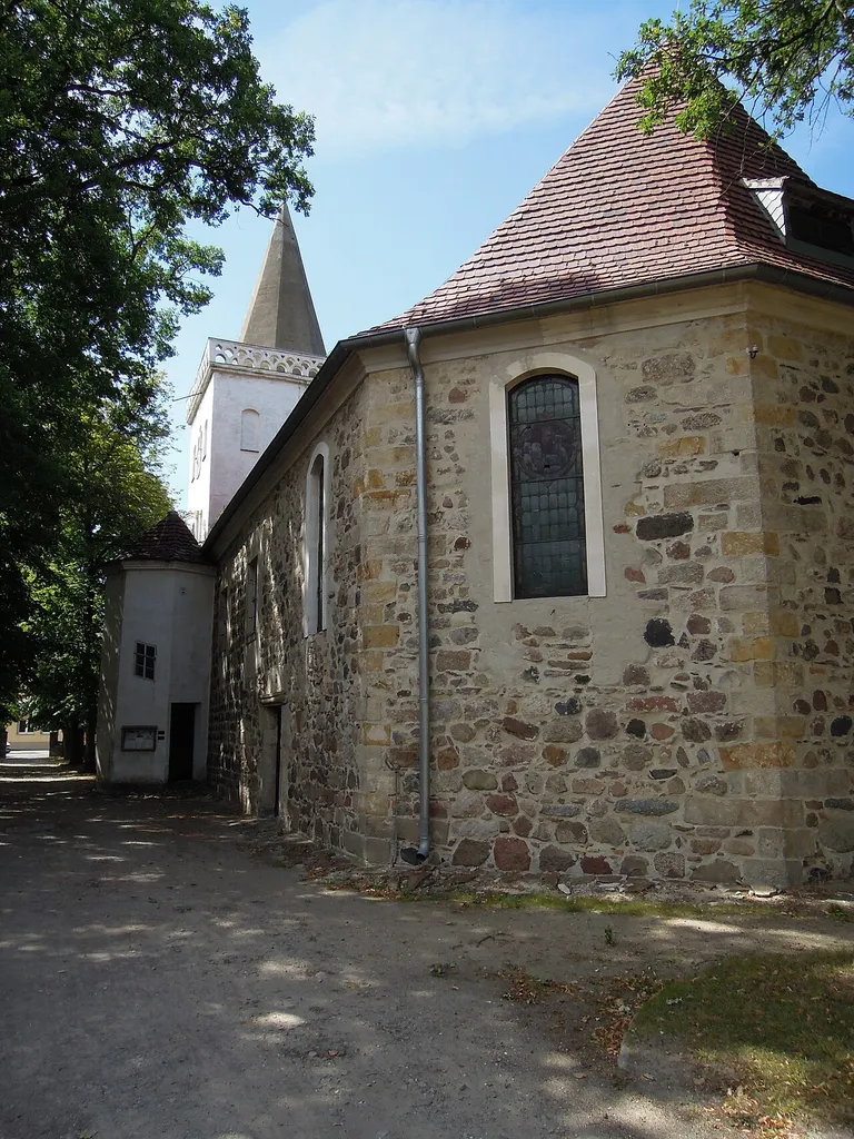 Kirche Trebitz -Ostansicht mit Apsis und Südanbau- im August 2020