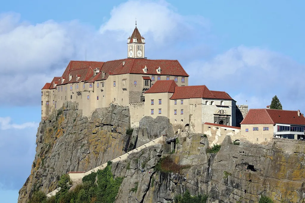 Südwestansicht der Burg in der steiermärkischen Marktgemeinde Riegersburg.Die erste urkundliche Erwähnung der Riegersburg stammt aus dem Jahre 1138. 1822 wurde sie in einer öffentlichen Versteigerung von Fürst Johann von Liechtenstein gekauft und ist aktuell (2020) noch immer im Besitz der Familie Liechtenstein.
