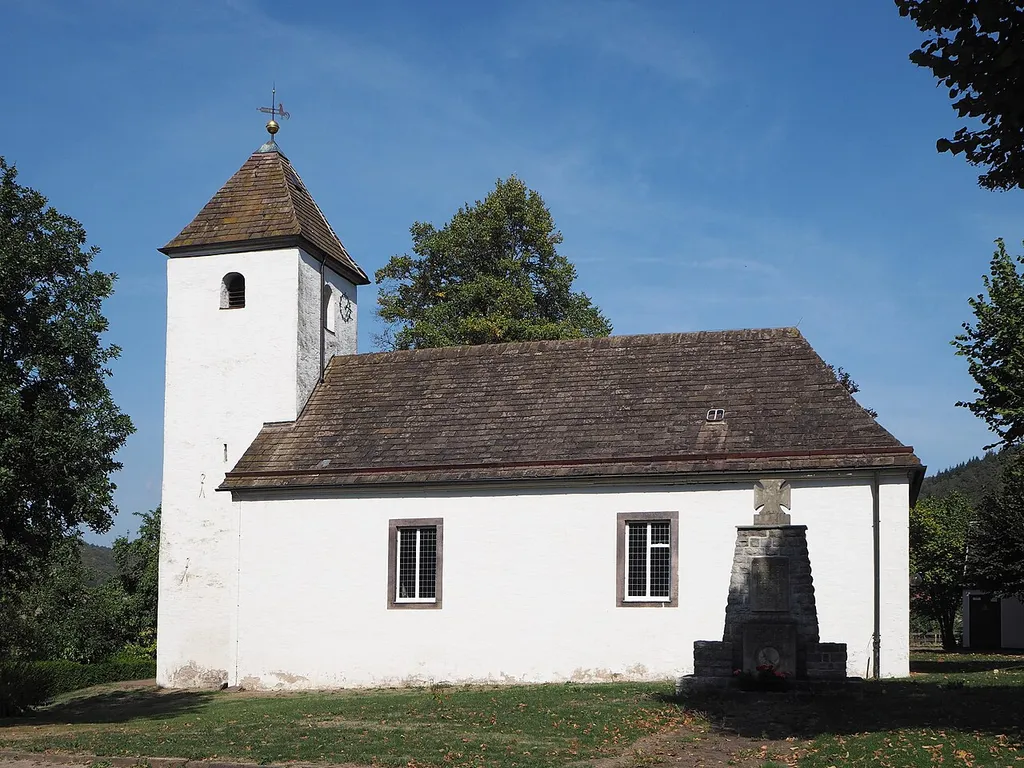 Bodenwerder-Rühle (Niedersachsen) - Kirche St. Michaelis - 18. Jahrhundert, Turm älter. Schlichte Dorfkirche mit romanischem Westturm aus Bruchstein - Schallöffnungen mit Teilungssäulchen.Das Langhaus von 1728-40 - Westportal von 1729. Barocker Kanzelaltar aus der Bauzeit und mittelalterliches Taufbecken.