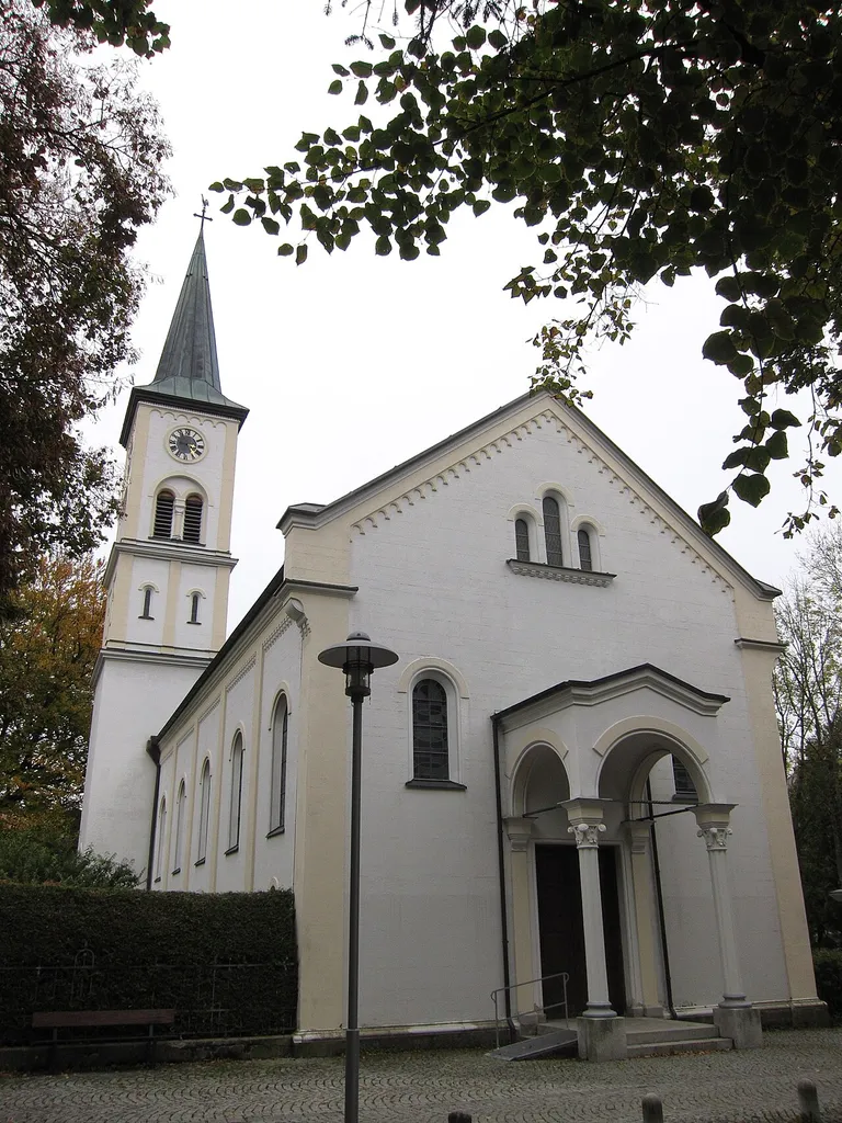 Kaiser-Wilhelm-Straße 18; Evang.-Luth. Pfarrkirche, Saalbau in neuromanischen Formen, mit Spitzturm, nach Plänen von Karl Klumpp, 1892. (Falsche Nummer im Titel)