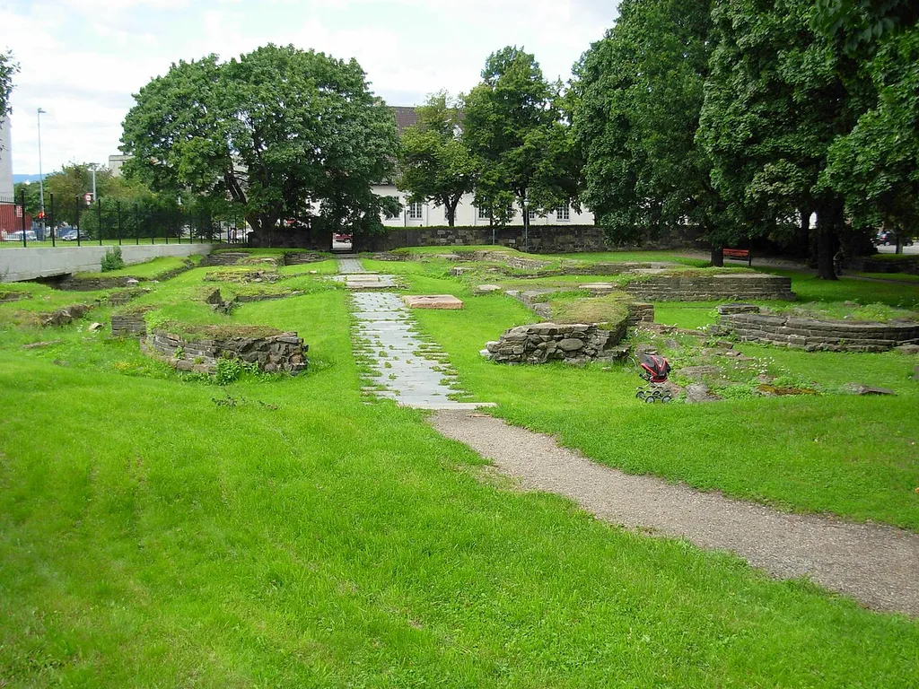Ruinparken, Gamlebyen, Oslo, med ruiner av Hallvardskirken