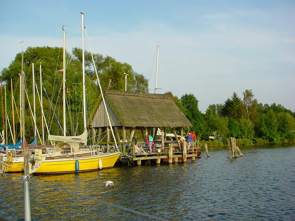 Bootsanlegestelle Römnitzer Mühle im Ratzeburger See in Schleswig-Holstein.