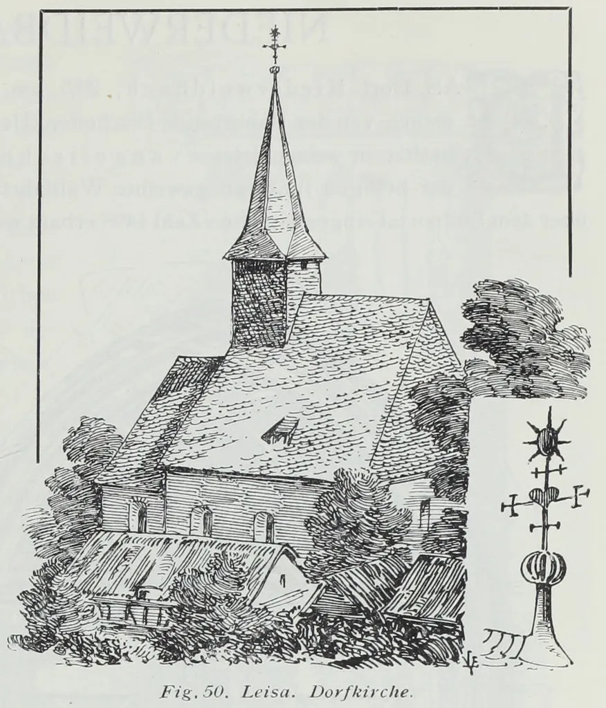 Leisa. Dorfkirche, Ansicht und Turmkreuz Die Zeichnung illustriert einen Text zur Dorfkirche Laisa: Die Dorfkirche von Leisa, 12 km nordöstlich von Biedenkopf, 2,5 km südlich von Battenberg, dürfte ihre Entstehungszeit an einen 1296 erteilten Ablass knüpfen, wenn auch die primitiven Formen des Schiffs keine genauere Bestimmung zulassen. Der Chor ist laut Inschrift 1723 erbaut. Das Langhaus ist durch zwei sehr nahe an die Seitenwände gerückte Rundpfeiler mit schlichtem Schmiegengesims in drei gleichhohe Schiffe geteilt, mit rippenlosen, roh gemauerten Gewölben, deren Gräte im Scheitel kuppelartig zusammenlaufen. Von den ursprünglichen kleinen Rundbogenfenstern ist nur in der Nordwand eins erhalten. Nach Westen schliesst sich an das Langhaus ein flachgedeckter schmaler Raum, der in der Westwand drei Schiesscharten hat. Der Chorbogen ist spitzbogig und ungegliedert. Über ihm ein viereckiger, beschieferter Dachreiter mit ins Achteck übergeführtem Helm; auf dem First des Chordachs eine eiserne Spitze mit sogenanntem Wiederkreuz, Herz und Sonne. — Ferdinand Luthmer