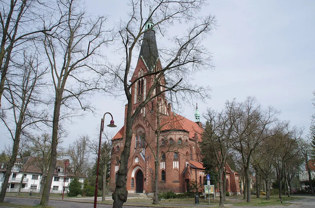 Eichwalde in Brandenburg. Die evangelische Kirche am Händelplatz steht unter Denkmalschutz.