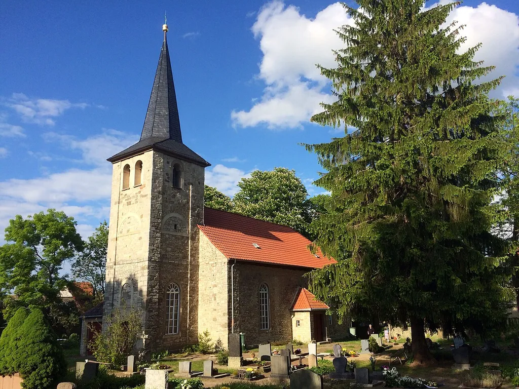 Kirche und Friedhof in Nienhagen