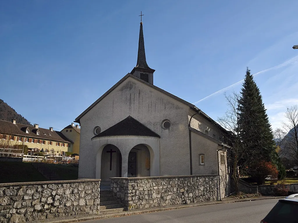 Die Stadtpfarrkirche Herz Mariä, auch Fatima-Kirche, ist eine römisch-katholische Kirche in der österreichischen Stadt Bludenz in der Sonnenbergstraße 14. Die Kirche erscheint stark ländlich, und wurde mit einer Unterkirche und Gemeinschaftsräumen als erster Kirchenneubau Vorarlbergs nach dem Krieg in den Jahren 1948 bis 1950 errichtet. Architekt war Otto Linder, welcher bereits die Hl. Kreuz Kirche geplant hat.