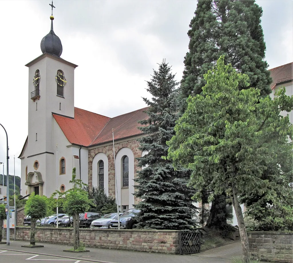 Die katholische Pfarrkirche Herz Jesu in Oberwürzbach, einem Stadtteil von St. Ingbert, Saarland