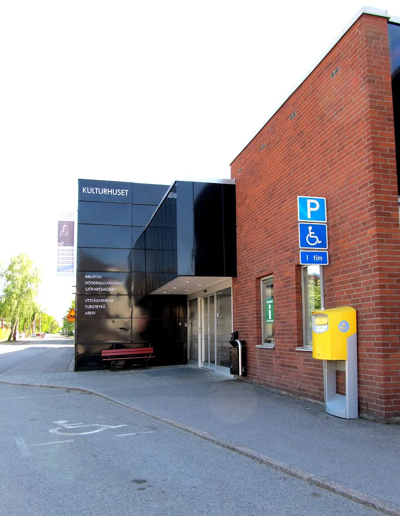 Kulturhuset i Oskarshamn. Inrymmer Döderhultarmuseet, Sjöfartsmuseet, turistbyrå och bibliotek.
