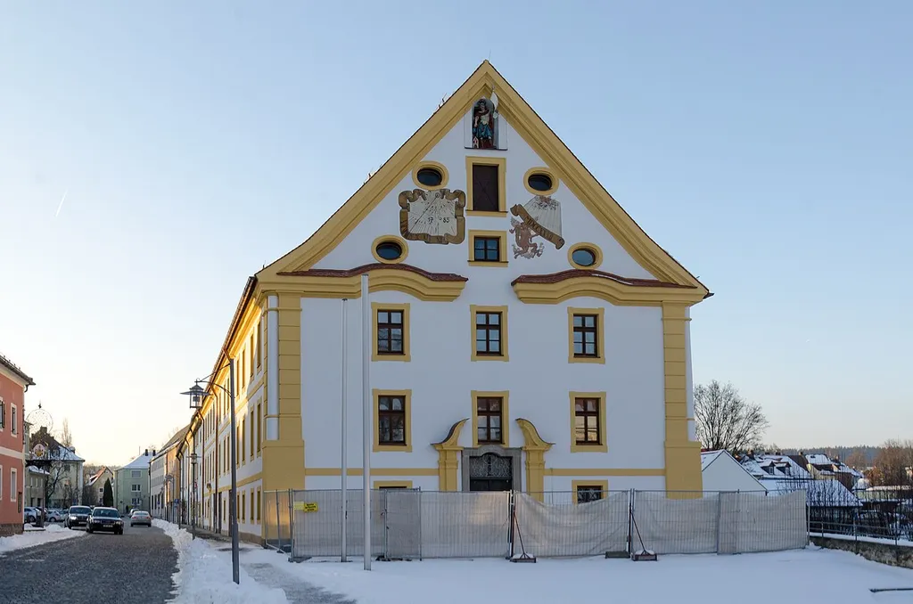Waldsassen, Johannisplatz, Kastenamtsgebäude mit Pfarrkirche