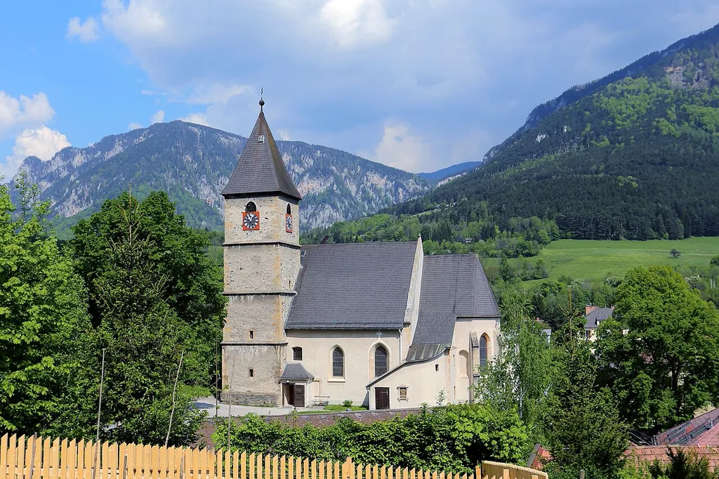 Die katholische Pfarrkirche hl. Jakob der Ältere in der niederösterreichischen Marktgemeinde Payerbach. Die zweischiffige spätgotische Hallenkirche mit einer romanischen Kernsubstanz und einem Südwestturm scheint urkundlich 1447 auf. Ursprünglich ein romanisches, einschiffiges Gotteshaus mit Ostapsis, von dem noch die West- und Nordmauer und ein Freskorest erhalten ist. Um 1350 errichtete man ostseitig einen hochgotischen Chor mit starken Stützmauern. In der 2. Hälfte des 15. Jahrhunderts erfolgte eine spätgotische Umgestaltung der Kirche und von 1510 bis 1525 ein Umbau sowie Erweiterung der Kirche, indem man den Kirchturm errichtete, die Kirche zu einer zweischiffigen Hallenkirche Richtung Süden ausbaute und sie mit einem spätgotischen Netzrippengewölbe versah. 1828 führte man verschiedene Um- und Zubauten aus (neue Sakristei und neues Orgelempore).