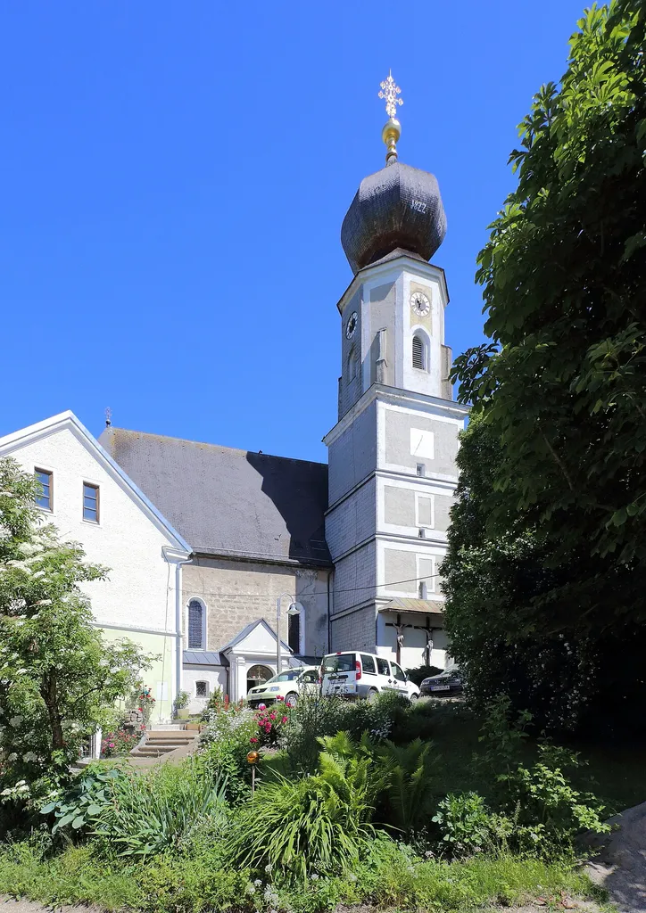 Südansicht der katholischen Filial- und Wallfahrtskirche hl. Matthäus in Heiligenstatt, einem Ortsteil der oberösterreichischen Gemeinde Lengau. Eine im Kern gotische Kirche, die 1731 barockisiert wurde.