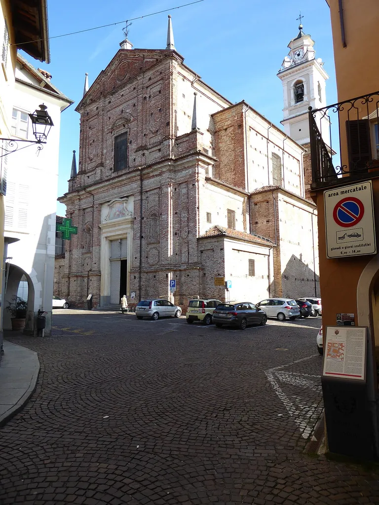 Eglise parroissiale de Carrù vue de la Via Roma
