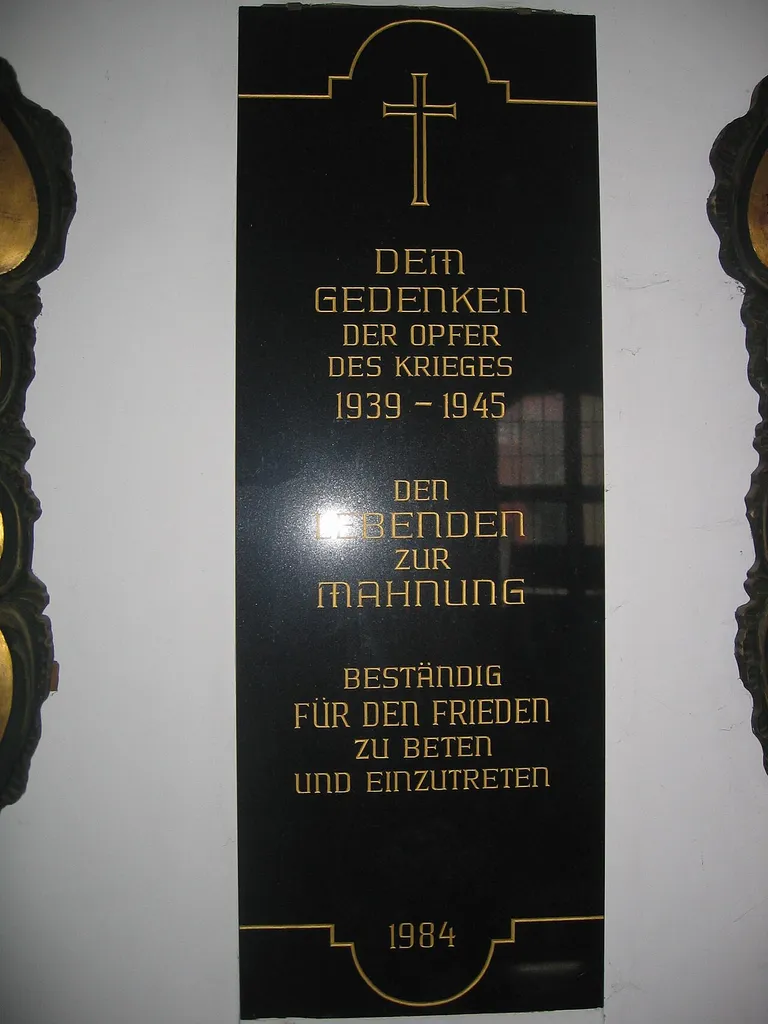 Gedenktafel in der evangeliischen Kirche Ruhland (Nordeingang) für Opfer des 2. Weltkrieges (1984)