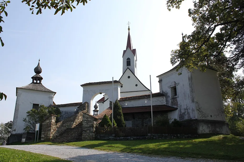 Loretokirche (Gutenberg an der Raabklamm), nördliche Initienkapelle, Haupttreppe mit offenem gedecktem Rundbogenportal, Kriegerdenkmal mit Vorzeichen überdacht, westliche Initienkapelle