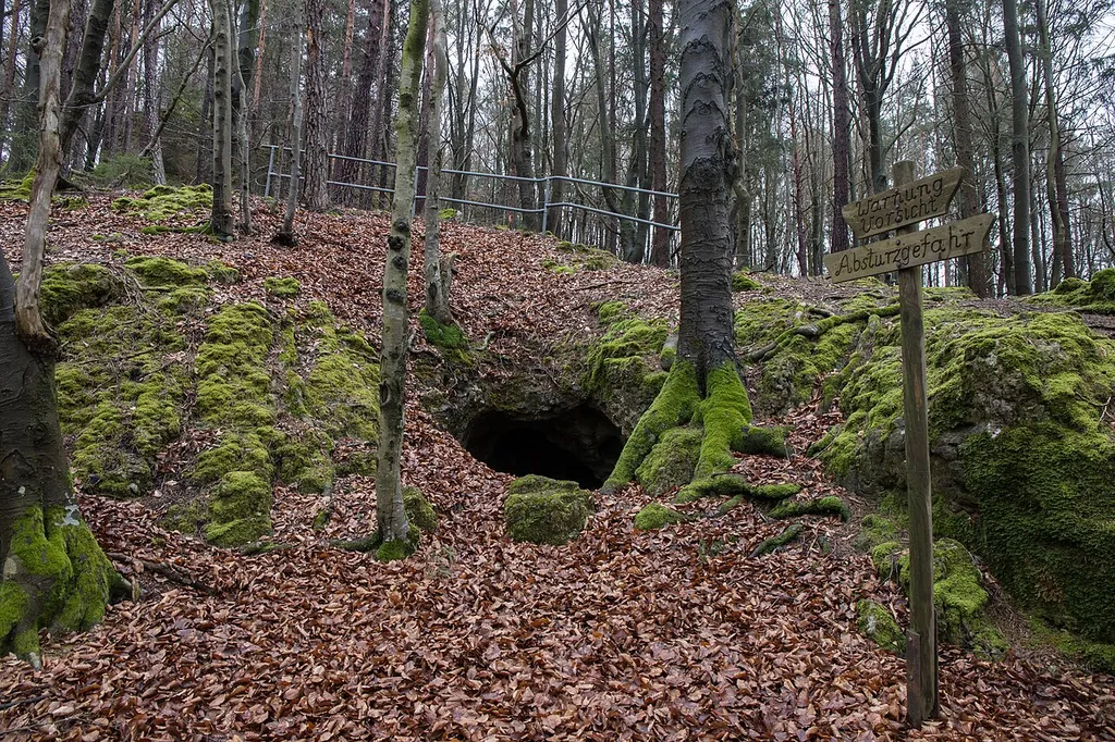 Eingangsportal des Wiedelloches