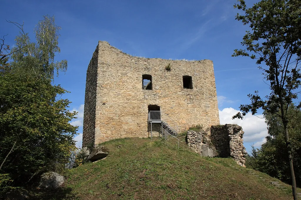 Die Südseite des Wohnturmes der Ruine Lobenstein