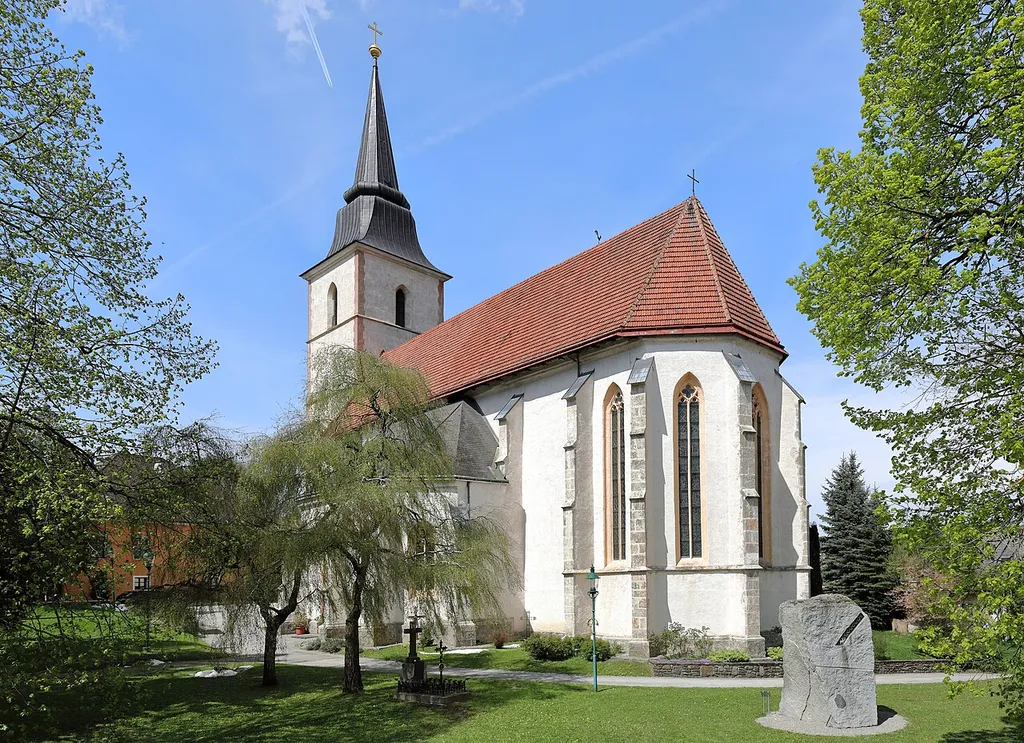 Die röm.-kath. Pfarrkirche hl. Andreas in der niederösterreichischen Stadt Hainfeld.Die zweischiffige (spät)gotische Kirche wurde vermutlich über einem älteren Vorgängerbau errichtet und hat eine südliche Seitenkapelle sowie einen wuchtigen Westturm. Vor der Kirche ein bearbeiteter Steinblock von dem Bildhauer Gottfried Höllwarth (Andreaskreuz/Andreas-Stein, aufgestellt am 11. Sep. 2009).