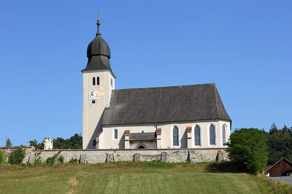 Die auf einem Hügel nördlich des Ortes gelegene und von einem Friedhof umgebene Filialkirche hl. Corona ist eine spätgotische Hallenkirche mit Doppelchor und vorgelagertem Westturm.