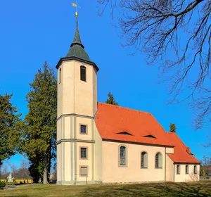 Church with churchyard Taura