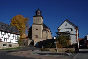 Sommerlinde vor dem Kirchenportal von Ruhlkirchen