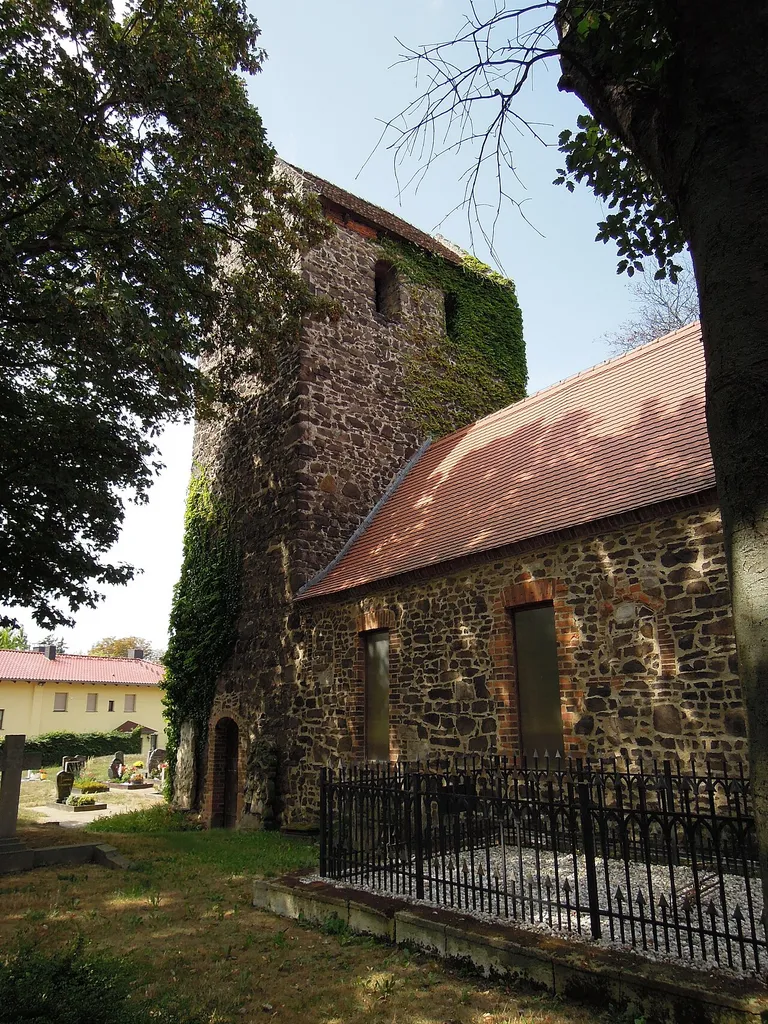 Kirche Beyersdorf -Südostansicht hochkant- Ende August 2022