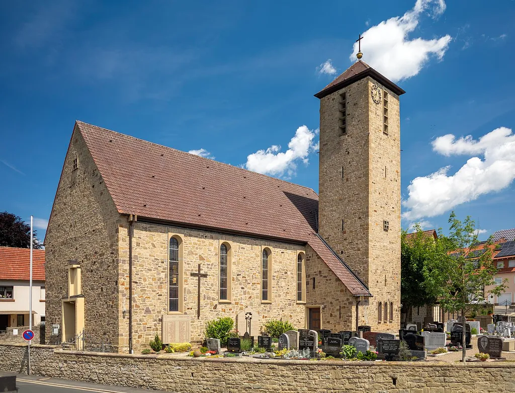 Kath. Pfarrkirche St. Leonhard in Stettbach, Saalbau mit eingezogenem Chor und südlichem Turm mit Pyramidendach, Bruch- und Hausteinmauerwerk, von Wilhelm Fahlbusch, 1931, von Süden