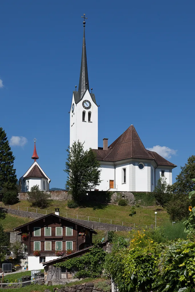 Pfarrkirche St.Laurentius (1630-55, erneuert 1744), Beinhaus (1657-61) und Pfarrhaus (ca. 1630) in Giswil