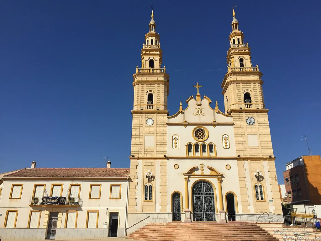 Imagen frontal de la iglesia parroquial Nuestra Señora de la Asunción