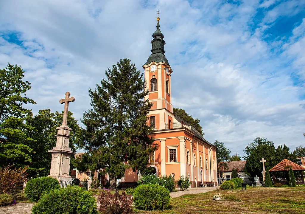 Српска православна црква Светог Арханђела Михаила саграђена 1751. година, 1848. године порушена, а затим у 20. веку обновљена.
