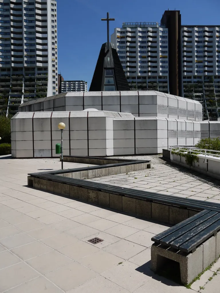 Wohnpark Alterlaa Kirchenplatz und Kirche