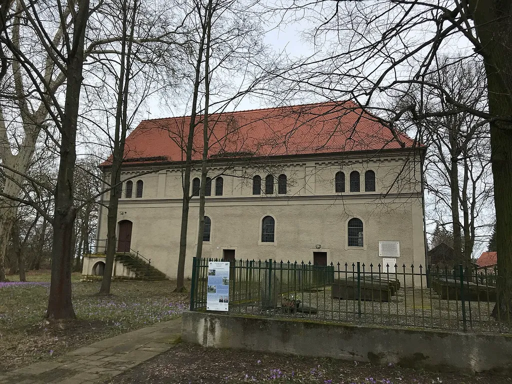 Die Dorfkirche Wiepersdorf geht in ihrem Kern auf einen mittelalterlichen Feldsteinbau zurück und ist Bestandteil des Schlosses Wiepersdorf