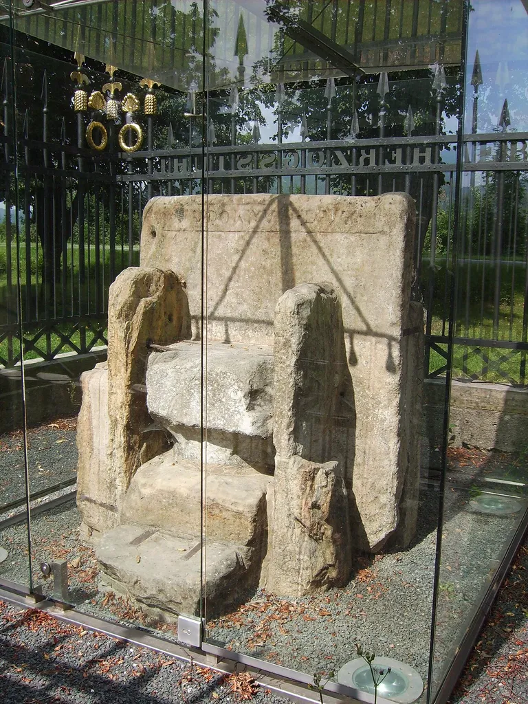 Herzogstuhl im Glaskasten