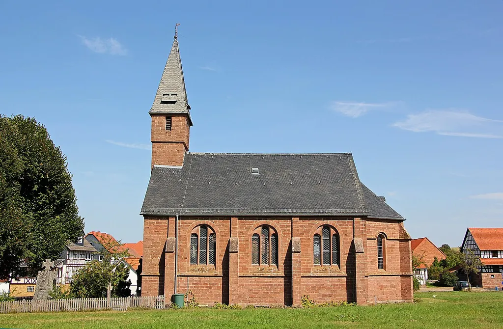 Hugenotten-Gedächtniskirche in Schwabendorf. 1875 an der Stelle der alten Fachwerkkirche von 1711 errichtet. Ansicht von Südwesten.